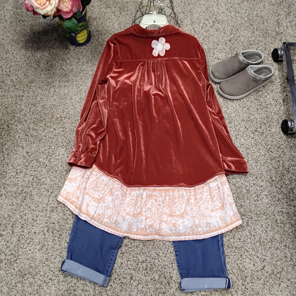 3904 Size XL Umgee Rust Velvet Button-Front Tunic with Blush Floral Trim - Picture 5 of 7